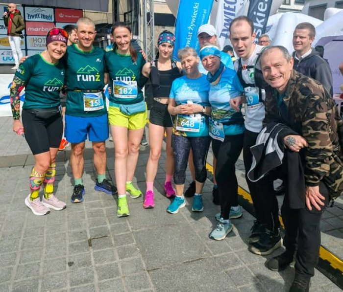 Ekipa biegaczy na czele z  panią dyrektor ośrodka Magdalen Worek.