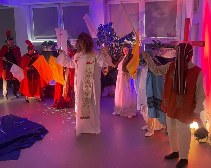 Uczniowie naszej szkoły prezentują inscenizację na temat świadków Zmartwychwstania.