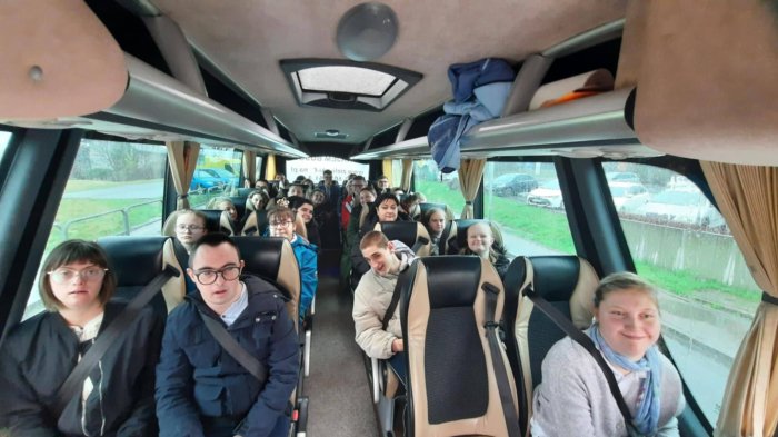 Uczniowie w czasie podróży do Teatru Banialuka w Bielsku-Białej.