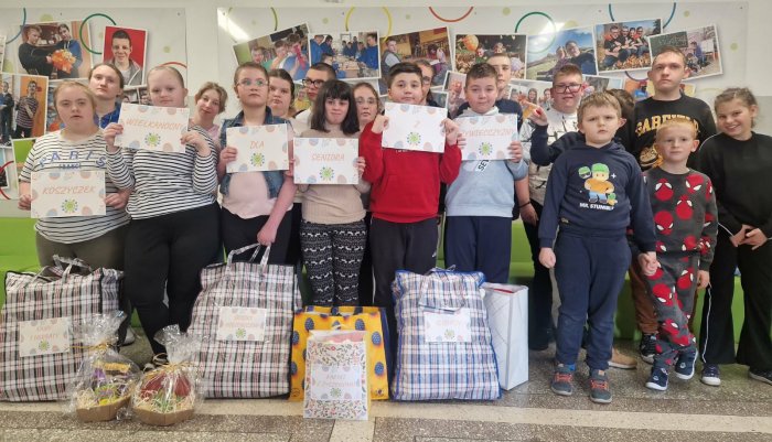 Uczniowie prezentują dary zebrane dla Seniorów z Żywiecczyzny.