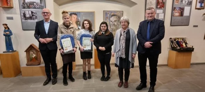 Uczennice naszej szkoły wraz ze Starostą żywieckim.