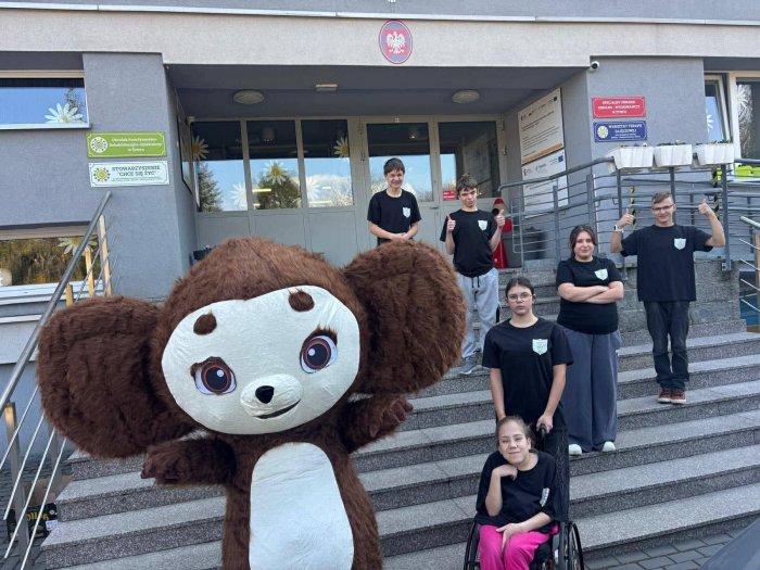 Ambasadorowie przed budynkiem Szkoły.