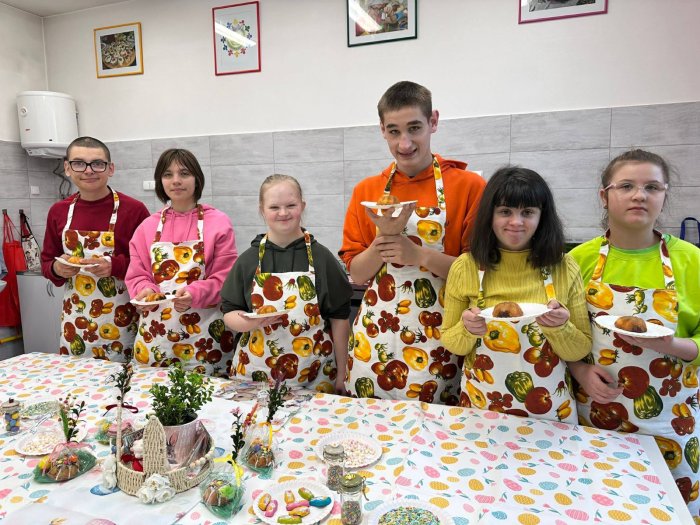 Uczniowie prezentują własnoręcznie wykonane babeczki.