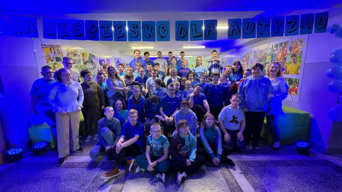 Uczniowie naszej szkoły ubrani na niebiesko, solidaryzują się z osobami autystycznymi.