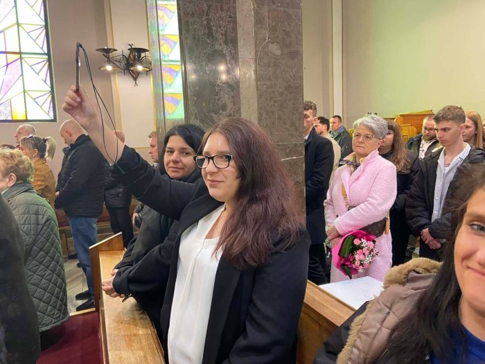 Uczennica naszej szkoły wraz z rodzicami na Bierzmowaniu.