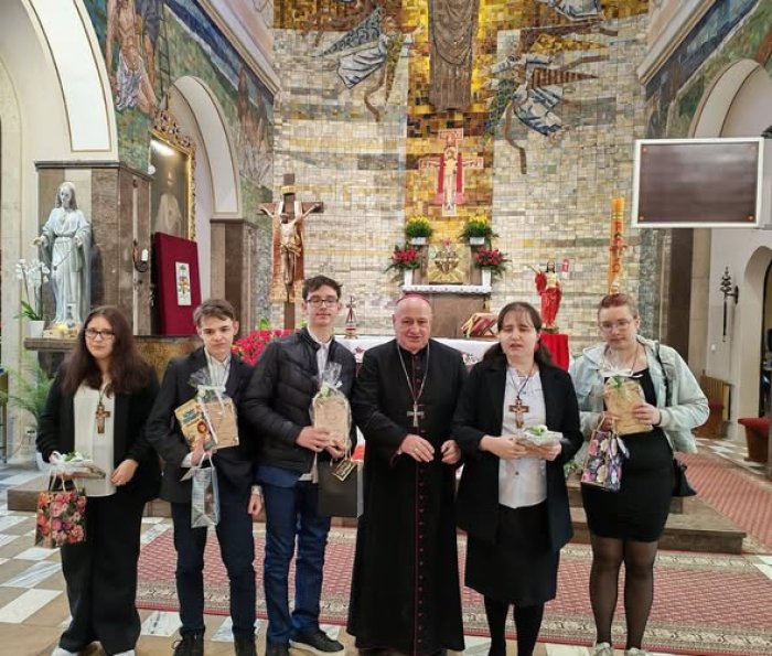 Bierzmowani uczniowie naszej szkoły wraz z Biskupem.