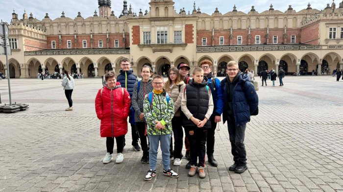 Aktorzy szkolnego klubu teatralnego  na Rynku w Krakowie.