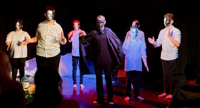 Występ teatralny uczniów szkolnego klubu teatralnego.