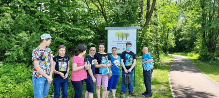 Uczestnicy wycieczki wraz z wychowawczynią na ścieżce edukacyjnej.