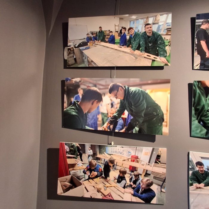 Fotografie przedstawiające uczniów naszej szkoły zaangażowanych w budowę łodzi vaiana.