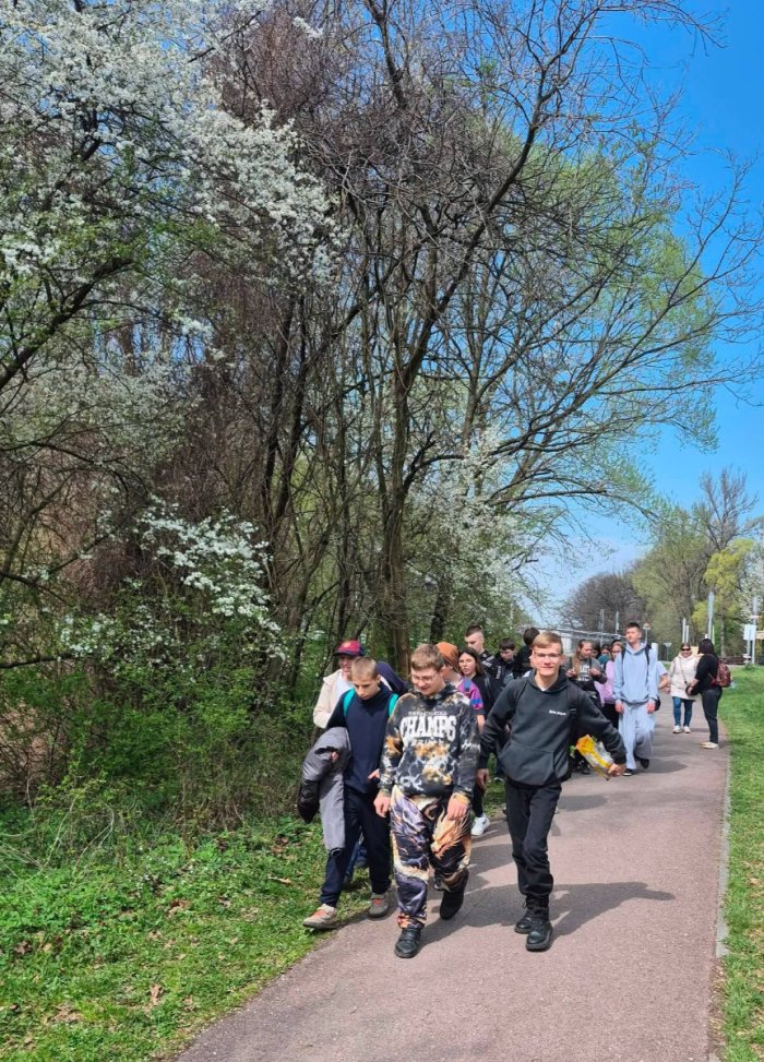 Uczniowie idą ścieżką dydaktyczną wzdłuż rzeki Koszarawy.