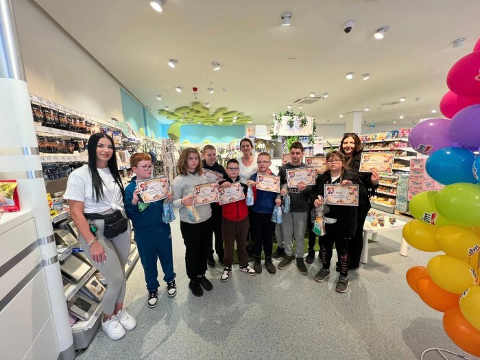 Uczniowie naszej szkoły na dniu kostki rubika w drogerii dm w Żywcu.