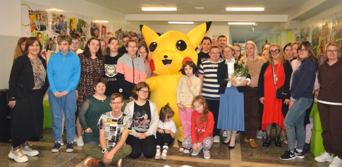 Społeczność szkolna wraz z panią dyrektor szkoły. 