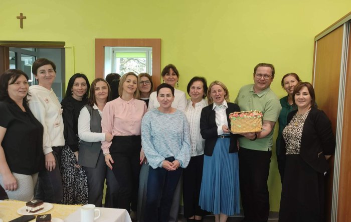 Grono pedagogiczne i administracji wraz z panią dyrektor.