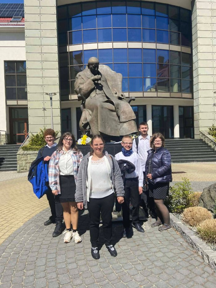 Uczniowie przed Kurią w Bielsku-Białej.