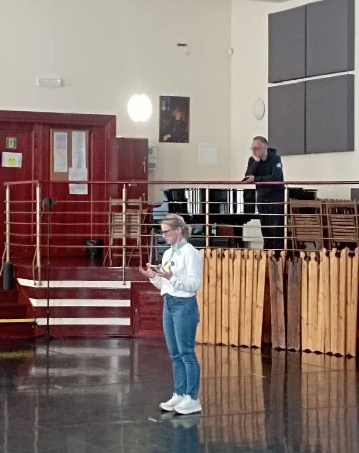 Pani dyrektor prowadzi warsztaty artystyczne w siedzibie Zespołu Pieśni i Tańca 