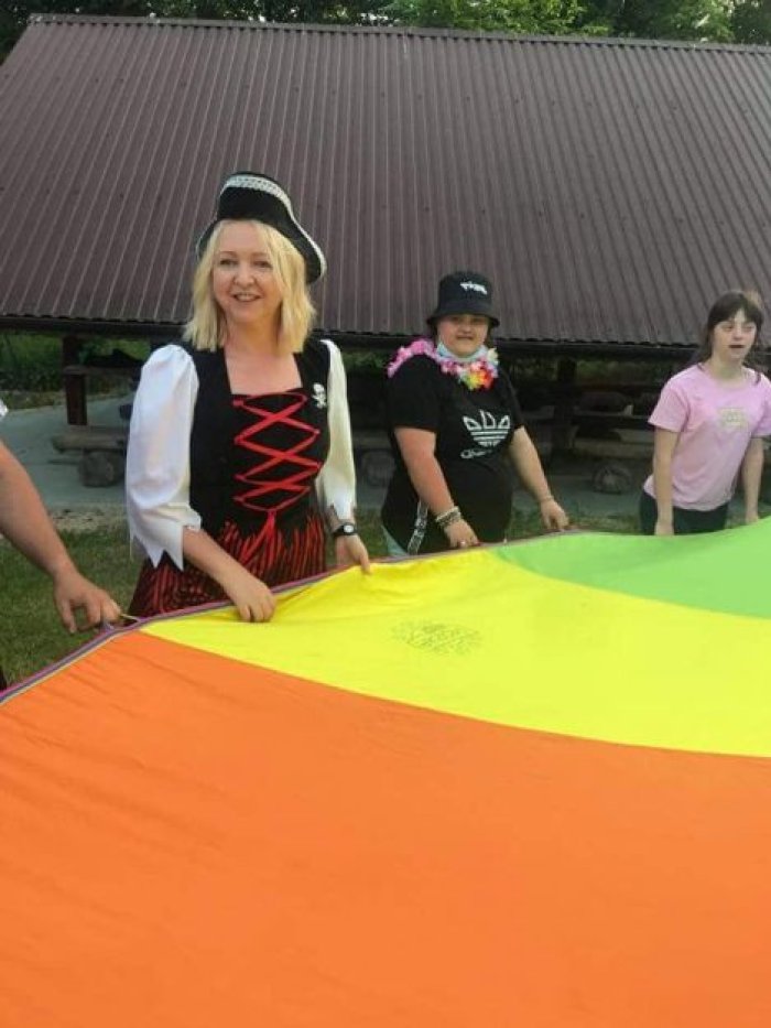Animatorka zabaw przebrana za piratkę z chustą animacyjną