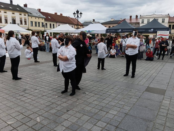 Uczniowie prezentują spektakl  na rynku w Żywcu.