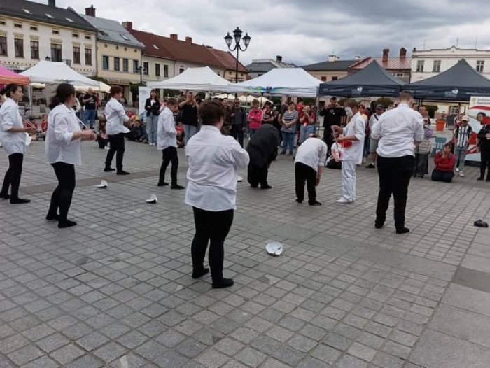 Uczniowie szkoły prezentują występ teatralny na rynku w Żywcu.