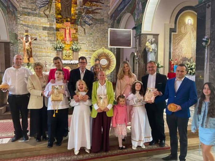 Uroczystość Pierwszej Komunii Świętej w kościele w Żywcu Sporyszu.