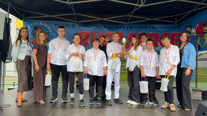 Aktorzy wraz z opiekunami klubu twórczości artystycznej na scenie.