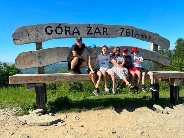 Pamiątkowe zdjęcie na kultowej ławce na górze Żar.