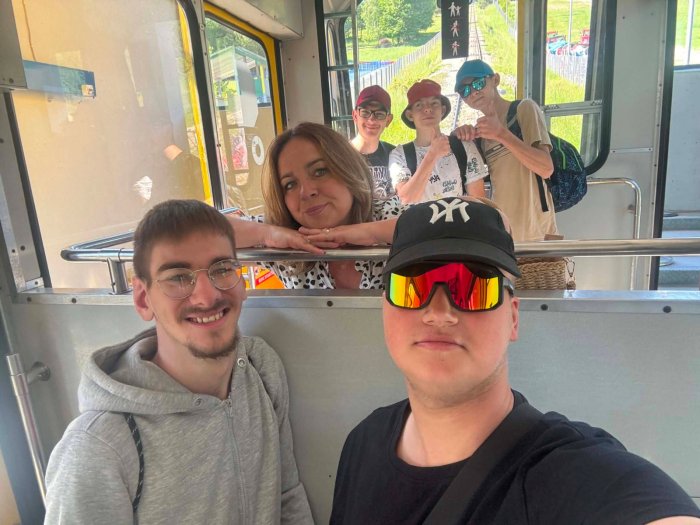 Uczniowie wraz z wychowawczynią w kolejce linowej na górę Żar.