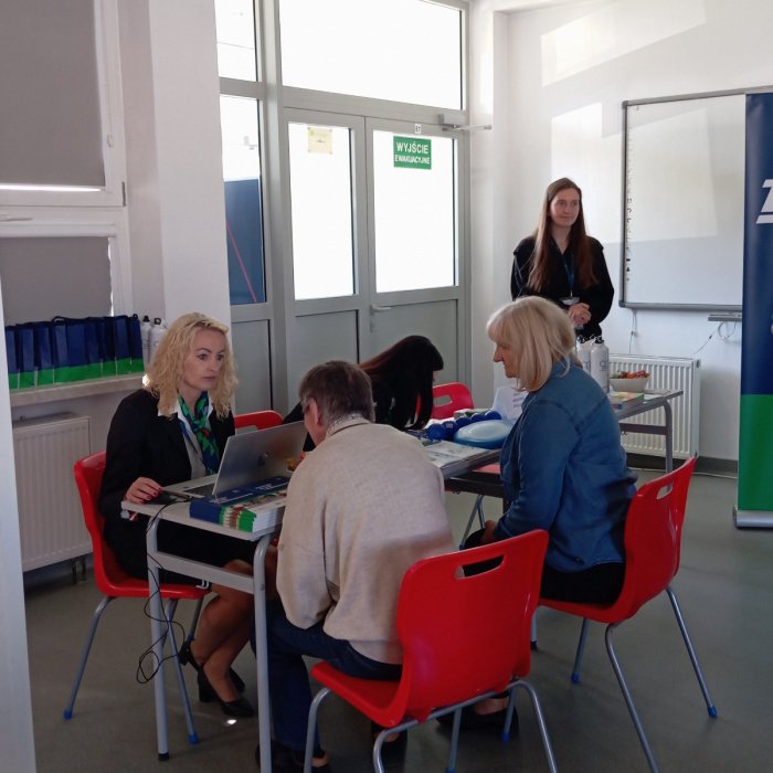Rodzice w raz z uczniami uczestniczą w poradnictwie zawodowym.