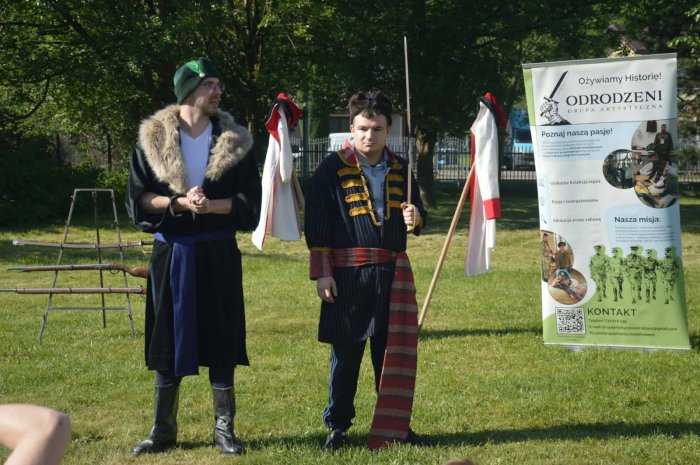 Uczeń naszej szkoły prezentuje strój Tadeusza Kościuszki.