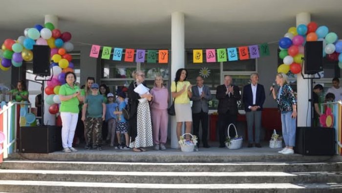 Zaproszeni goście otwierają imprezę z okazji Dnia Dziecka.