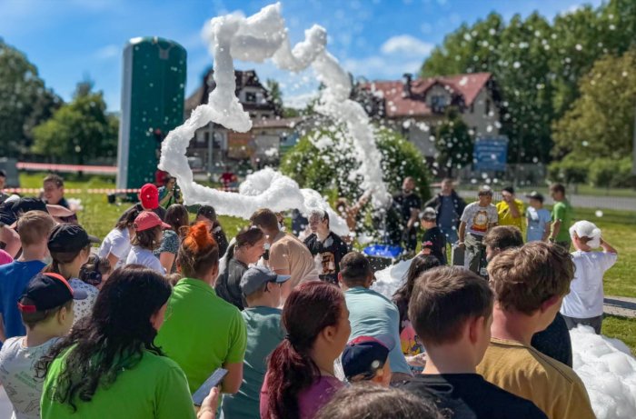 Zabawa sensoryczna z pianą.