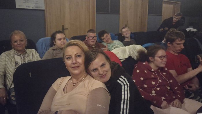 Uczniowie czekają na seans w kinie.