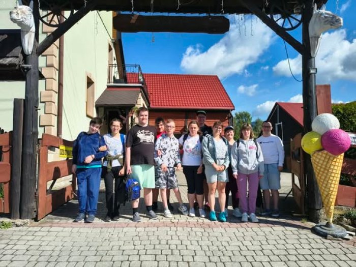 Uczniowie przed zagrodą rancza.