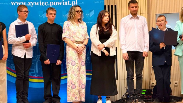Nauczyciele i uczniowie podczas gali podsumowującej osiągnięcia edukacyjne uczniów szkół ponadpodstawowych Powiatu Żywieckiego 2025/2026.