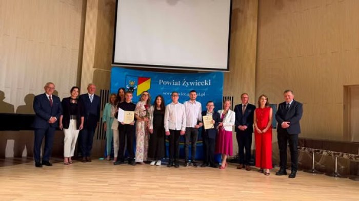Pamiątkowe zdjęcie laureatów z panem Starostą.