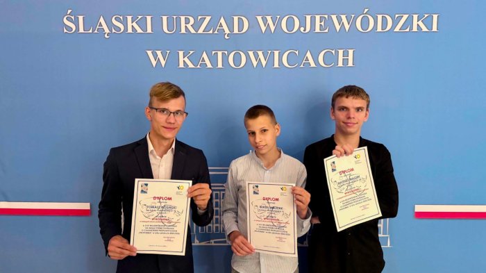 Uczniowie z otrzymanymi wyróżnieniami za grę aktorską.