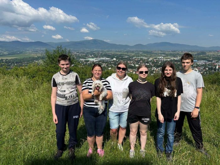 Uczniowie wraz z wychowawczynią na tle panoramy Żywca.