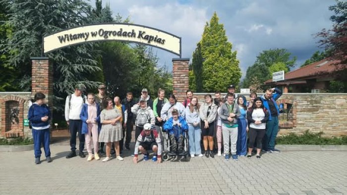 Uczniowie klas przysposabiających przed bramą ogrodów Kapias w Goczałkowicach.