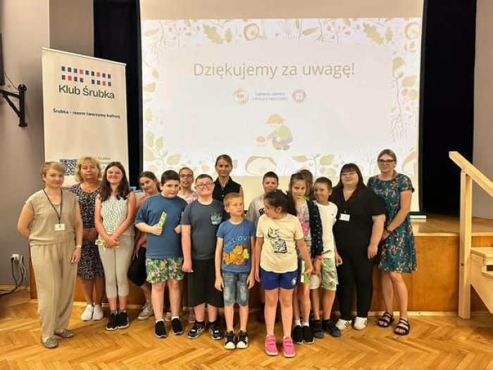 Uczniowie w klubie Śrubka w Żywcu na prelekcji poświęconej bezpiecznym wakacjom.