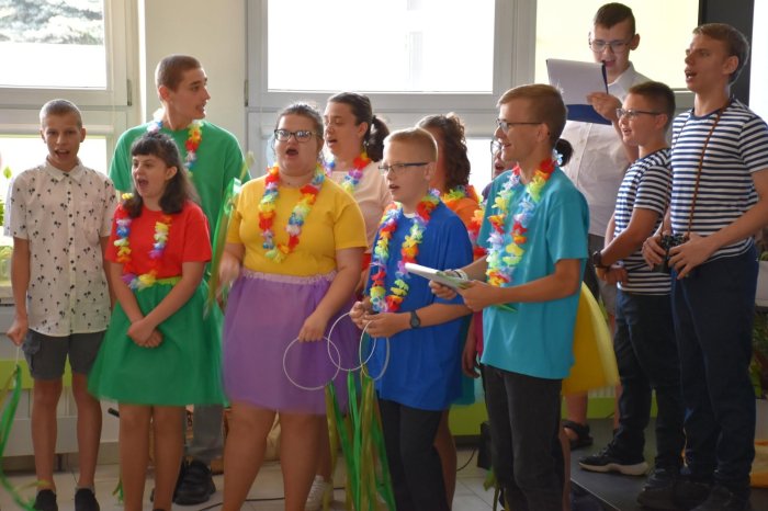 Uczniowie podczas występu wokalnego.