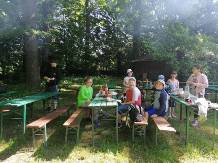 Uczniowie degustują kiełbaski z ogniska na campingu Dębina w Żywcu.