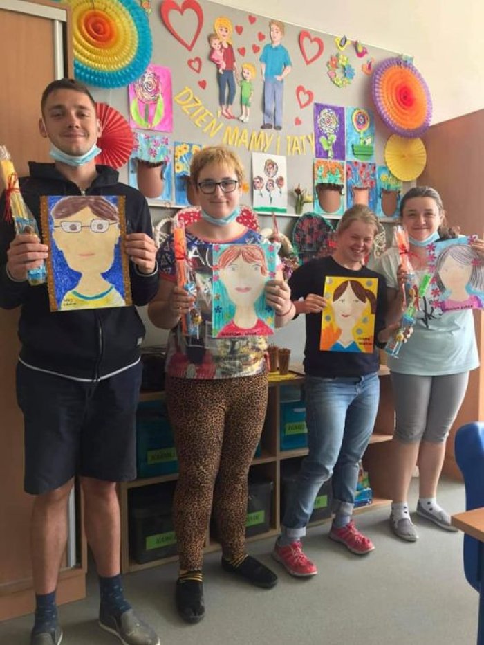 Uczniowie prezentują swoje prace wykonane na konkurs oraz pamiątkowe nagrody 