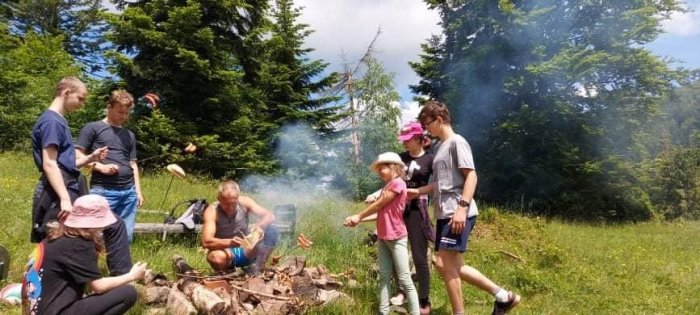 Ognisko i pieczenie kiełbasy. 