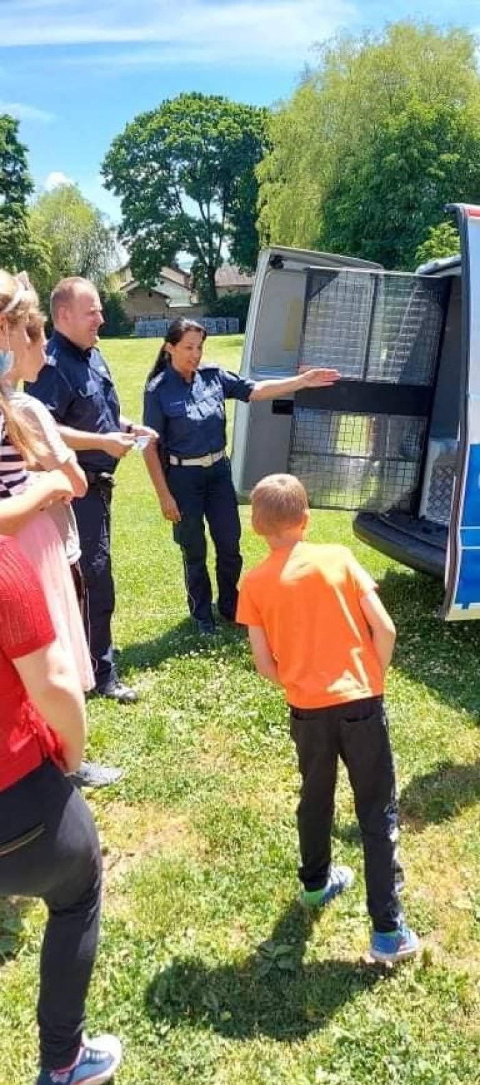 Uczniowie zapoznają się z udową wozu policyjnego.
