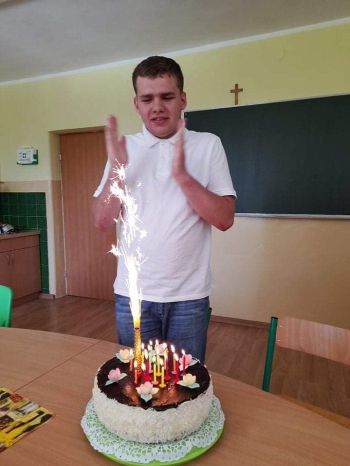 Stanisław ze swoim urodzinowym tortem.