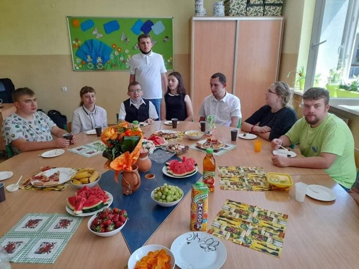 Uczniowie świętują urodziny Stanisława. 