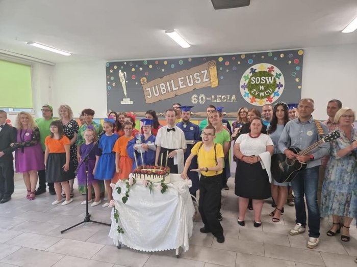 Urodzinowy tort z okazji Jubileuszu naszej szkoły.