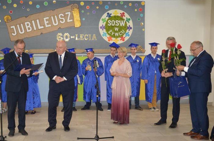 Zaproszenie Goście złożyli podziękowania za trud pracy i zaangażowanie w rozwój placówki.