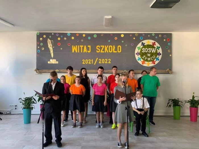 Występ artystyczny uczniów naszej szkoły z okazji rozpoczęcia nowego roku szkolnego.