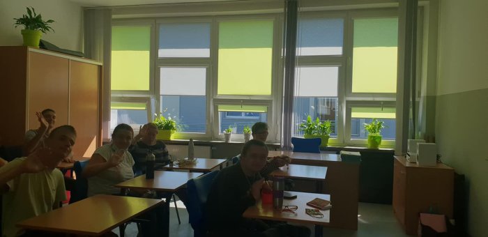 Nowe rolety zaciemniające w kolorze zielonym zakupione przez Stowarzyszenie Chce się żyć.